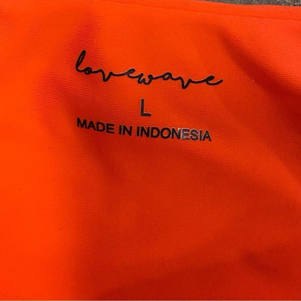 Lovewave Gin One Piece Hot Papaya
Vibrant Orange Cutout Swimsuit Revolve NWOT L - Picture 4 of 8